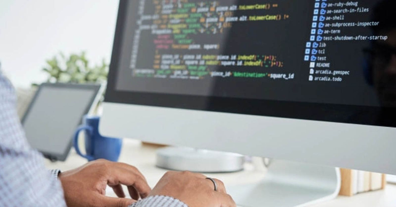 Co różni społecznościowe rozwiązania open source od ich odpowiedników komercyjnych?