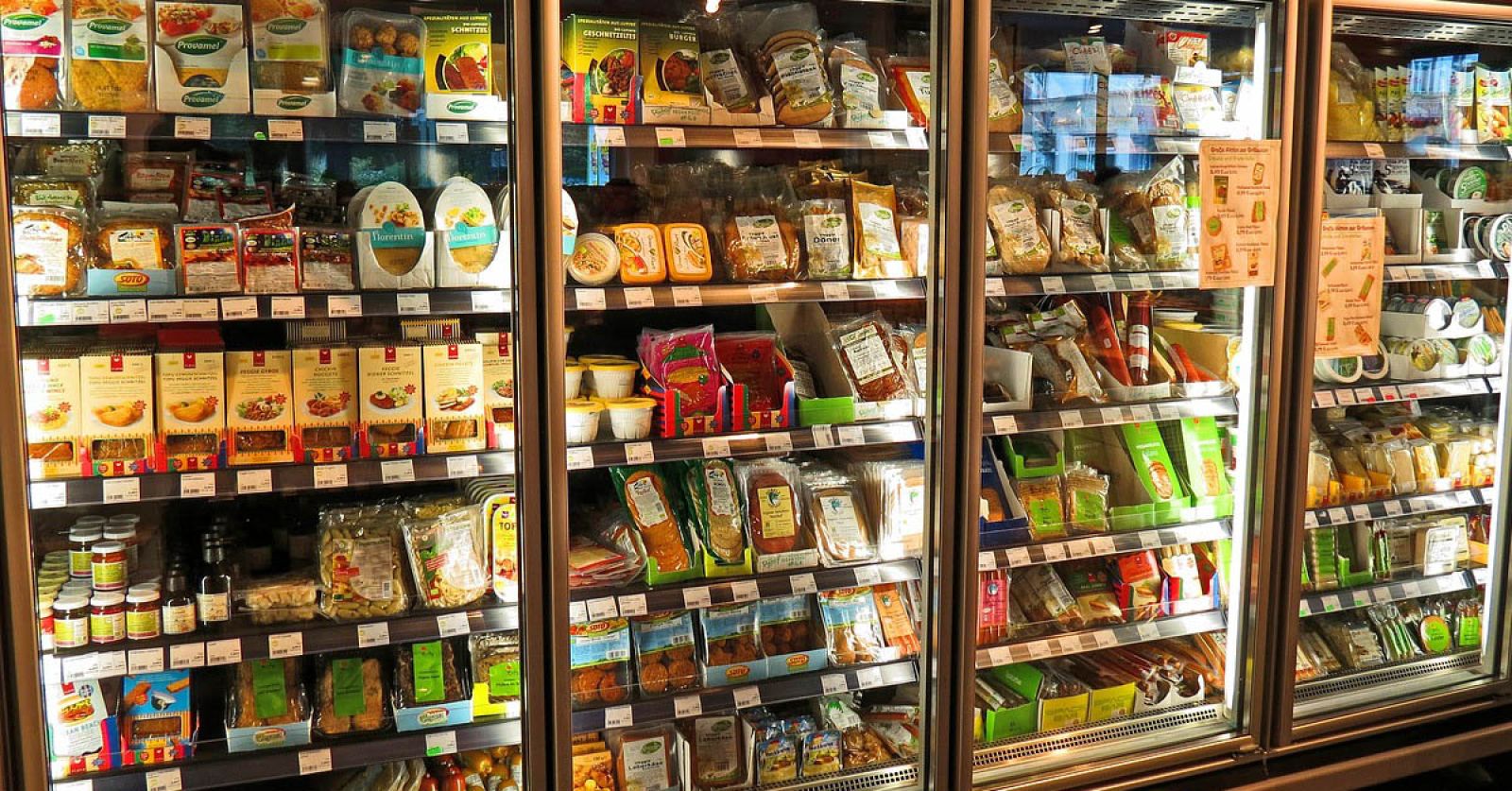 Polacy wyrzucają miliony ton jedzenia! Niemal połowa zmarnowana została jeszcze przed zakupem.