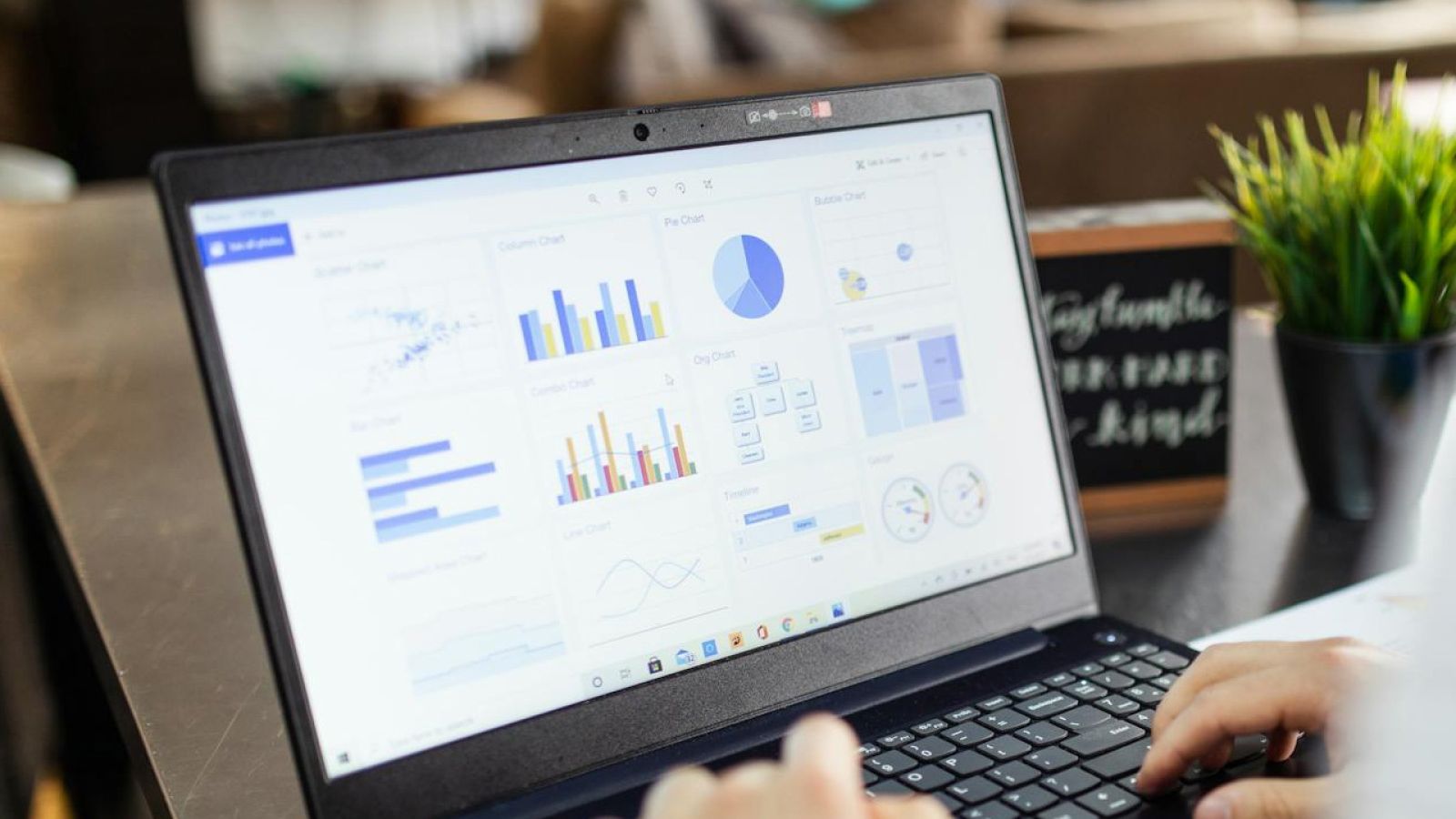 AI w WMS – jak skrócić drogę od problemu do decyzji (i szybciej wygenerować ROI z magazynu)?