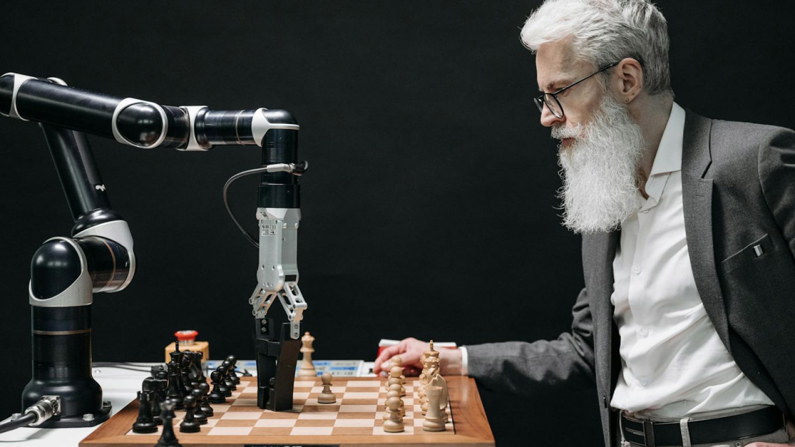 Sztuczna inteligencja jednocześnie zmienia wszystko i nic